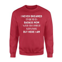 Load image into Gallery viewer, I NEVER DREAMED I&#39;D BE THIS BADASS MOM - ds - Standard Fleece Sweatshirt